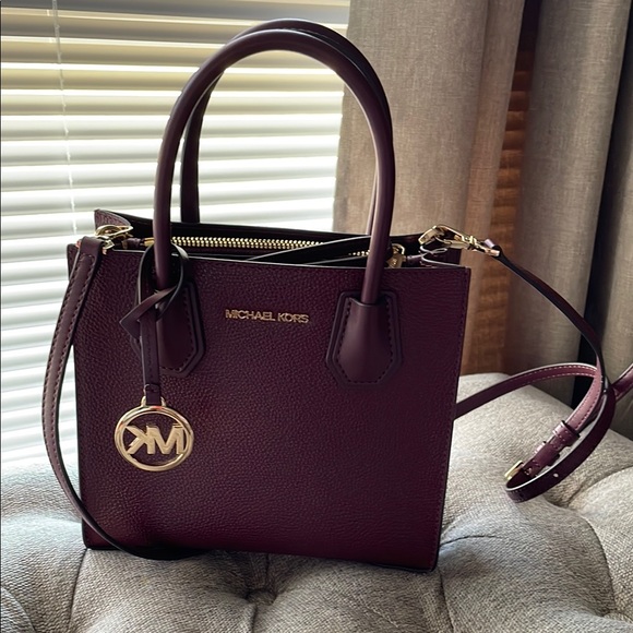 Michael Kors Mercer Medium Pebbled Crossbody & keychain - Picture 3 of 8